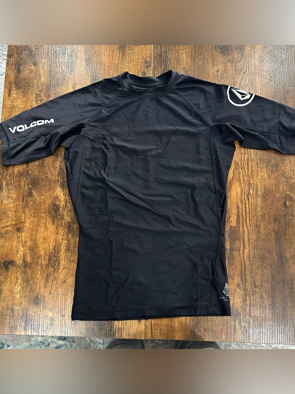 Volcom Stone Surf Rash Guard Black Short Sleeve Performance Swim Shirt Men’s L